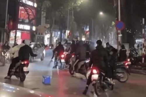 Làm rõ nhóm thanh niên dùng xẻng, ghế đuổi đánh người trên phố