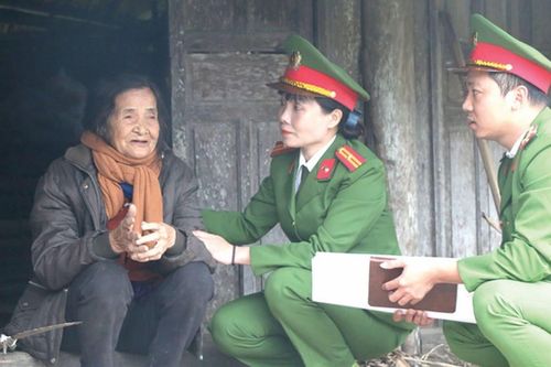 Những 'bóng hồng' công an góp phần bình yên cho cơ sở