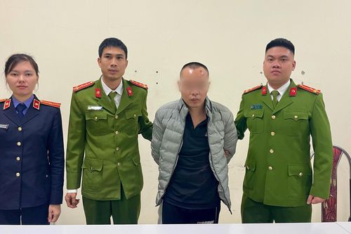 Kề dao đe dọa cướp tài sản nữ sinh ngay trong trường đại học