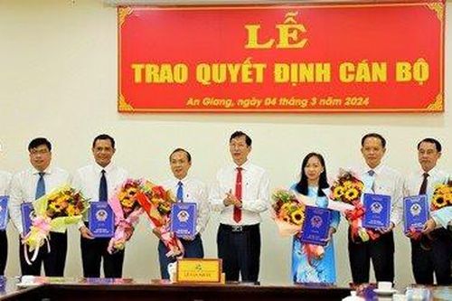 An Giang: Công bố, trao quyết định về công tác cán bộ