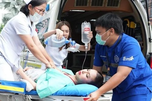 Miss Grand Thailand 2024 gây sốc khi thí sinh cưỡi ngựa, xuất hiện từ xe cấp cứu