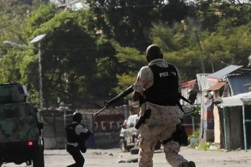 Thủ đô Haiti hỗn loạn khi hàng nghìn tù nhân vượt ngục