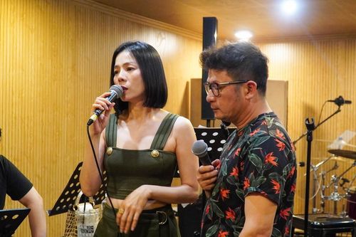 Lệ Quyên mặt mộc hăng say tập luyện cùng Bằng Kiều
