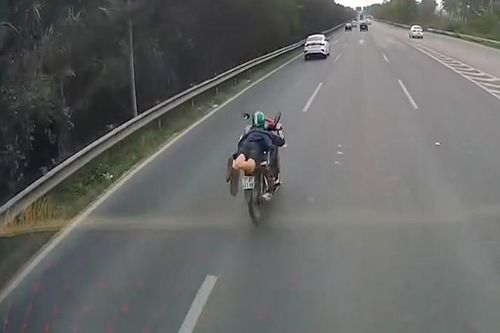 Bắt thanh niên nằm trên yên xe máy, lao vun vút trên Đại lộ Thăng Long