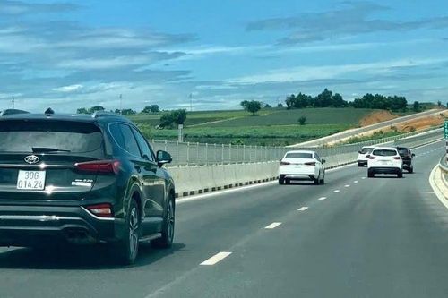 Lái xe trên cao tốc, sao cứ phải 'ôm' làn bên trái cho khổ?