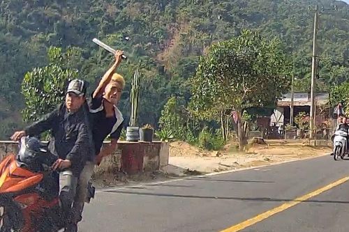 Thiếu niên khai vung mã tấu chém ô tô trên quốc lộ để... chứng tỏ bản thân
