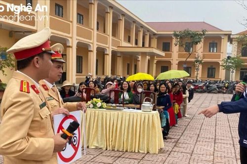 Cảnh sát giao thông Nghệ An tổ chức tuyên truyền pháp luật về an toàn giao thông cho học sinh tại Nghi Lộc