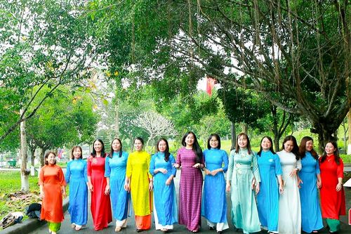 Phụ nữ Hà Tĩnh lan tỏa vẻ đẹp áo dài truyền thống
