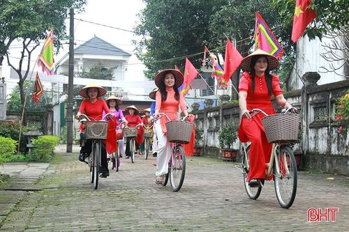 Phụ nữ Nghi Xuân đạp xe hưởng ứng 'Tuần lễ áo dài' năm 2024
