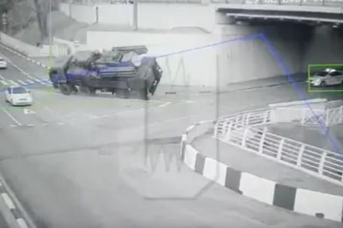 Video hệ thống tên lửa Pantsir của Nga lật nhào khi vào cua