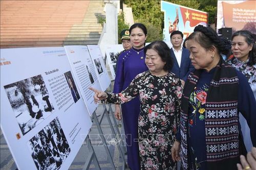 Triển lãm ảnh 'Phụ nữ với Điện Biên'
