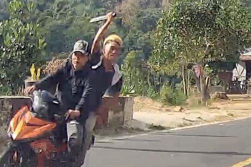 Bình Thuận: Thanh niên ngang ngược vung kiếm chém xe ô tô trên đường