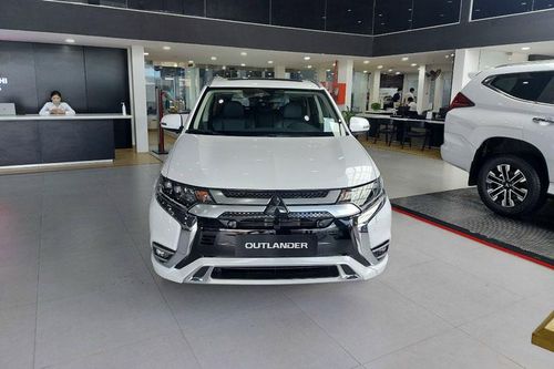 Mitsubishi Outlander giảm giá gần 80 triệu đồng, quyết đấu với Mazda CX-5