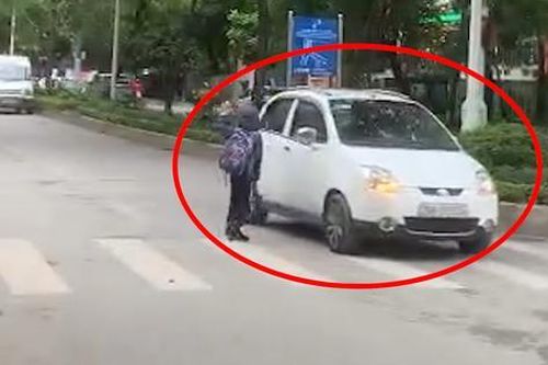 Ngán ngẩm cảnh tài xế ô tô, xe máy không chịu nhường cháu bé đi bộ qua đường