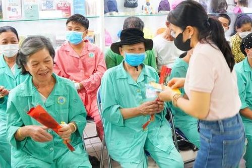 Mang tiếng hát, nụ cười đến với các 'chiến binh K'