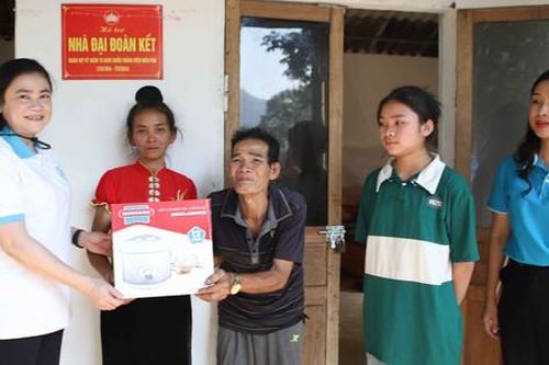 Hội LHPN Việt Nam bàn giao nhà Đại đoàn kết và tặng quà gia đình chính sách, phụ nữ nghèo ở Điện Biên