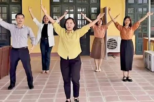 Hội viên danh dự: 'Tôi không ngại khi tham gia tập dân vũ cùng chị em'