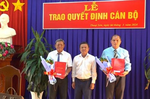 Ban Thường vụ Huyện ủy Thoại Sơn trao quyết định cán bộ