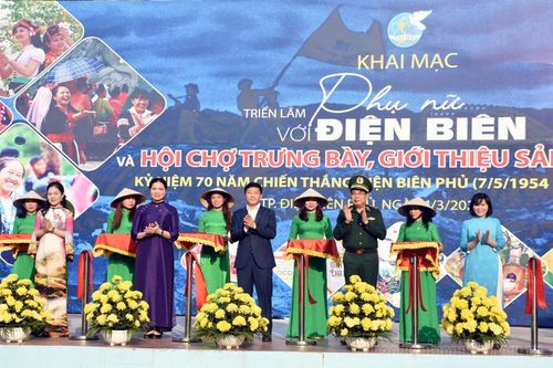 Triển lãm ảnh 'Phụ nữ với Điện Biên' và trưng bày, quảng bá nông sản