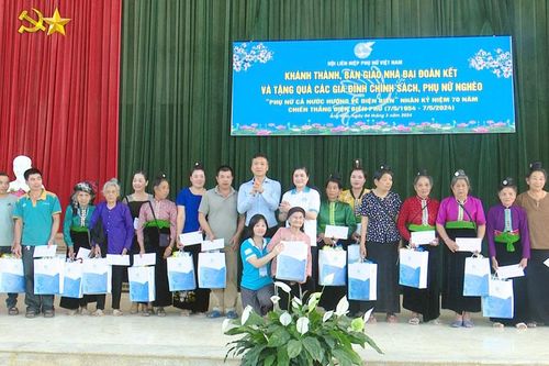 Hội LHPN Việt Nam trao nhà đại đoàn kết, tặng quà phụ nữ huyện Mường Ảng