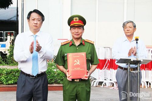 Khen thưởng các đơn vị Công an thành phố Biên Hòa phá nhanh vụ trộm cắp tài sản