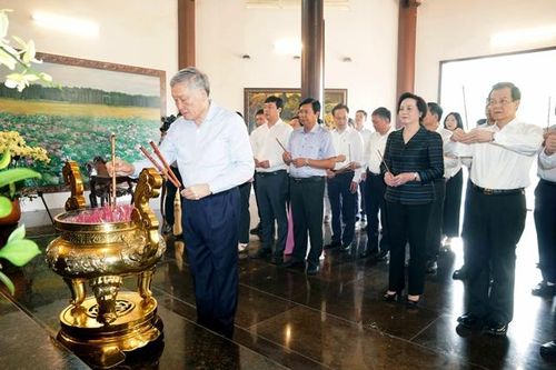 Đồng chí Nguyễn Hòa Bình viếng, dâng hương tại Khu Di tích Nguyễn Sinh Sắc