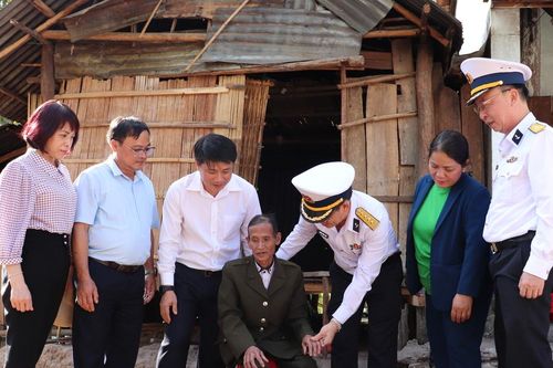 Tổng Công ty Tân Cảng Sài Gòn tặng 80 suất quà cho gia đình chính sách, hộ nghèo tỉnh Kon Tum