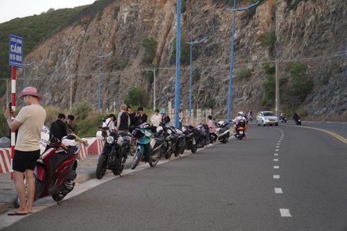 Đoạn đèo Lương Sơn (xã Vĩnh Lương): Nguy hiểm khi chụp ảnh, ngắm cảnh sát mép vực