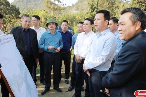 Bộ trưởng Bộ TN và MT kiểm tra thực địa khu vực đất có nguồn gốc nông, lâm trường tại huyện Mộc Châu