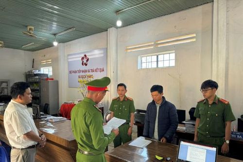 Cán bộ địa chính xã cấu kết với 'cò' đất cấp sổ đỏ giả để lừa đảo