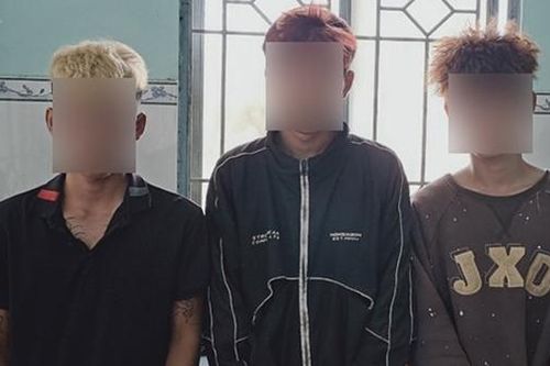 Vung mã tấu chém ôtô trên đường đèo 'để thể hiện bản thân'
