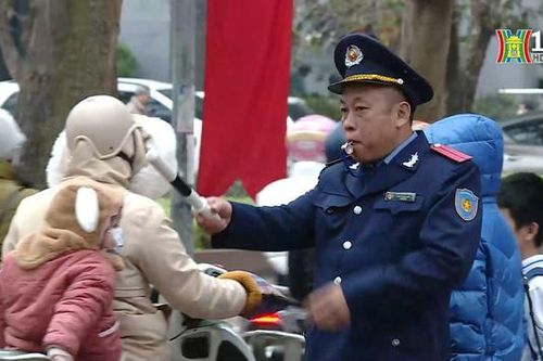 Cấm ô tô qua cổng trường tiểu học Nguyễn Du
