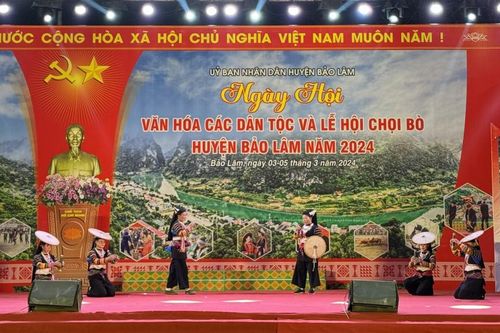 Bảo Lâm thi hát dân ca và trình diễn trang phục dân tộc