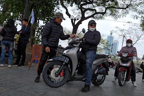 Bãi giữ xe 'chặt chém' du khách đi chùa Trấn Quốc
