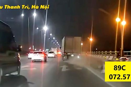 Tông đổ dải phân cách gây tai nạn với người đi xe máy, tài xế thản nhiên bỏ chạy