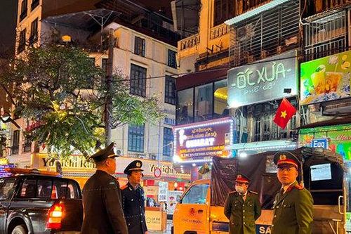 Xử lý nghiêm việc chèo kéo mời gửi xe trong phố cổ