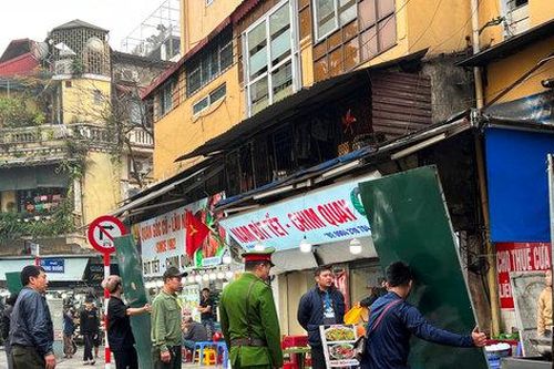 Phá dỡ 'lô cốt' lấn chiếm vỉa hè tại 20 phố Hàng Giấy