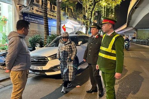 Xử lý 4 trường hợp chèo kéo gửi xe trong phố cổ