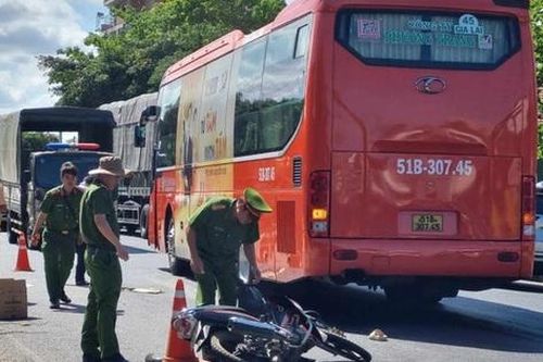 Hai học sinh tử vong sau khi va chạm với xe khách