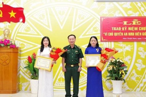 Bộ Chỉ huy BĐBP tỉnh Bình Thuận trao kỷ niệm chương ' Vì chủ quyền an ninh biên giới Tổ quốc' cho 2 cá nhân