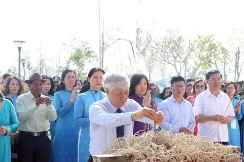Đoàn đại biểu phụ nữ cả nước hướng về Điện Biên tri ân Anh hùng, liệt sĩ