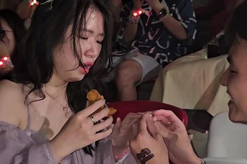Cầu hôn bạn gái 8 năm tại concert của Taylor Swift