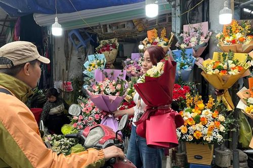 Thị trường ngày 8/3: Hoa tươi hút khách, nhiều loại quà tặng giảm giá sốc