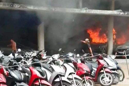 Một xe cấp cứu bốc cháy khi đang đậu trong bãi xe