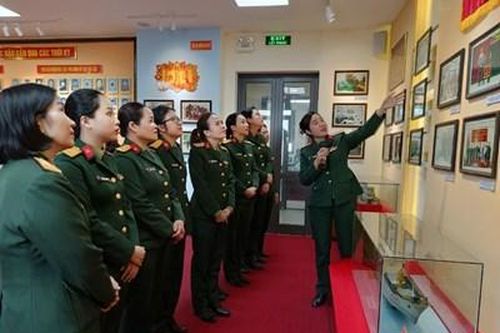 Báo công, dâng hương và tham quan Nhà truyền thống