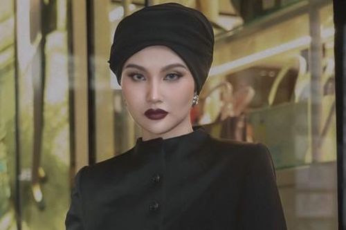 'Búp bê sống làng mẫu Việt' bất ngờ 'xuống tóc', cộng đồng mạng 'xôn xao' trước sự tình đằng sau