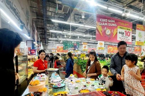 Giảm giá, thêm ưu đãi cho khách dịp 8-3