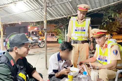 CSGT Cần Thơ giúp học sinh đi lạc về nhà an toàn