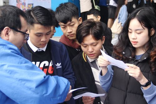 Sinh viên Trường ĐH Sư phạm Nghệ thuật Trung ương hào hứng với Ngày hội việc làm