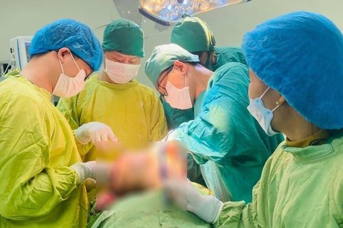 Loại bỏ khối u nặng gần 5kg trên mặt người phụ nữ